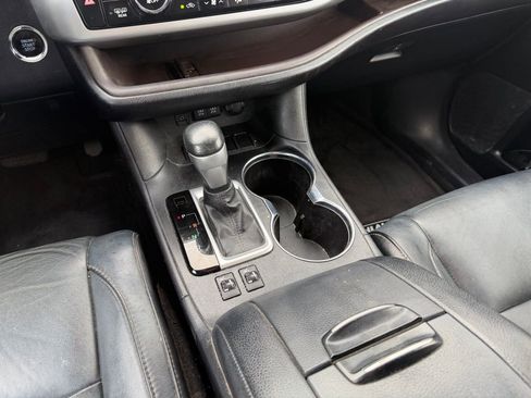 Used 2018 Toyota Highlander XLE FWD image 16
