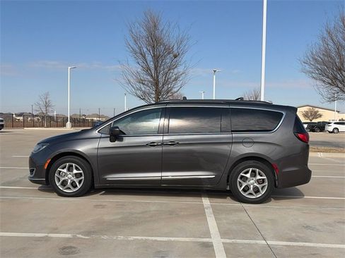 Used 2017 Chrysler Pacifica Touring-L w/ Tire & Wheel Group image 6