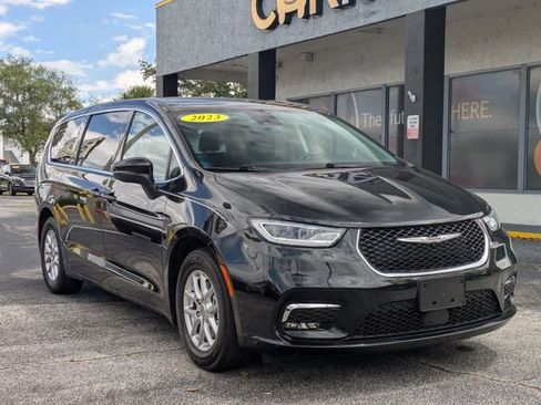 Used 2023 Chrysler Pacifica Touring-L FWD image 3