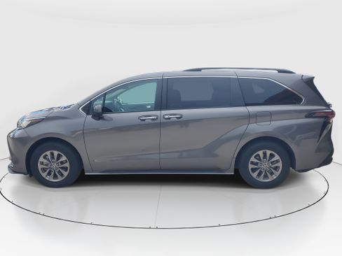 Used 2023 Toyota Sienna XLE image 6