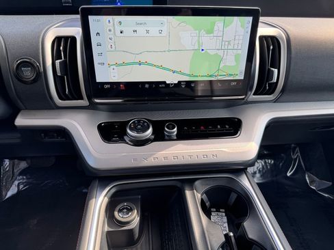 Used 2025 Ford Expedition Active image 35