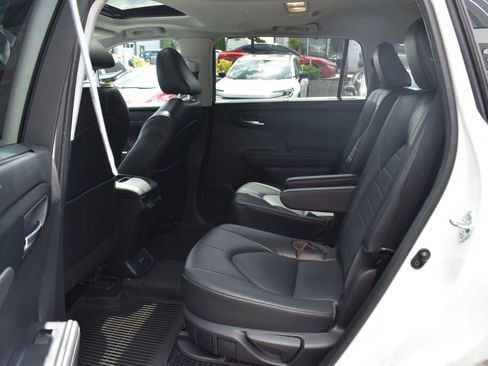 Used 2022 Toyota Highlander XLE AWD/4WD image 20