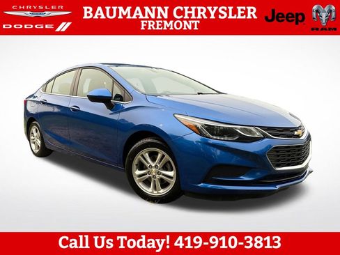 Used 2017 Chevrolet Cruze LT FWD image 1