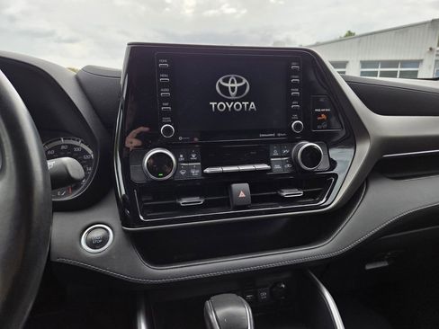 Used 2021 Toyota Highlander LE AWD/4WD image 10