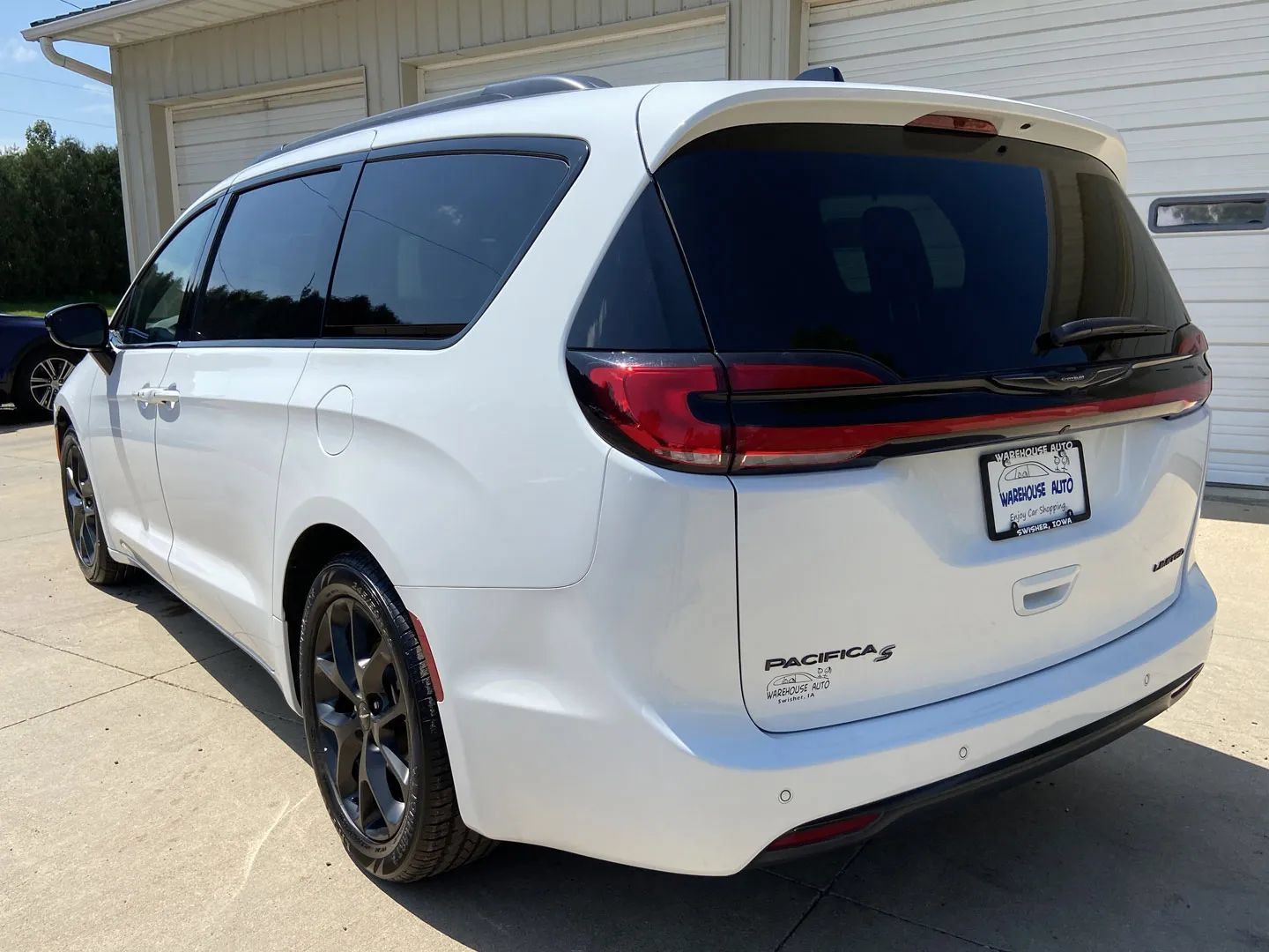 Used 2025 Chrysler Pacifica Limited FWD image 5