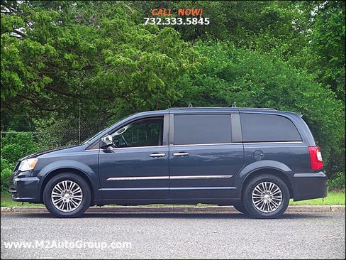 Used 2014 Chrysler Town & Country Touring-L w/ Driver Convenience Group image 2