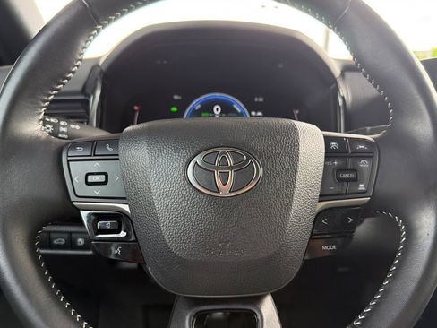 Used 2025 Toyota Camry SE FWD image 24