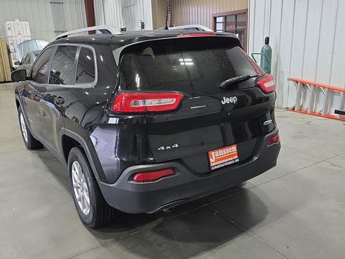 Used 2018 Jeep Cherokee Latitude w/ Cold Weather Group image 4
