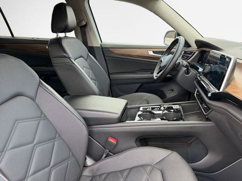 Used 2024 Volkswagen Atlas SE image 28