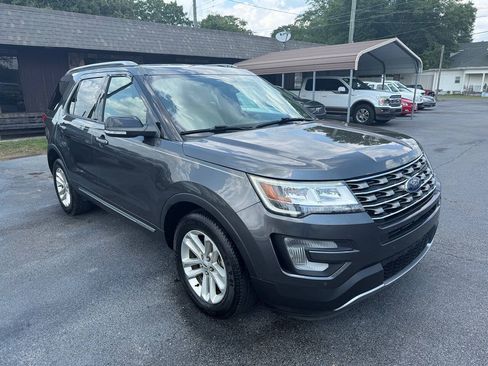 Used 2017 Ford Explorer XLT w/ Equipment Group 202A FWD image 2