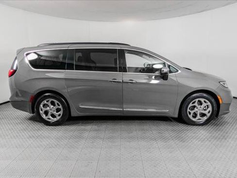 Used 2023 Chrysler Pacifica Limited FWD image 9