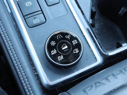 Used 2022 Nissan Pathfinder Platinum image 29