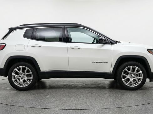 Used 2025 Jeep Compass Limited image 11