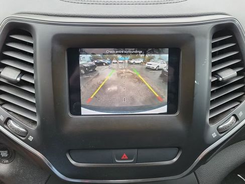 Used 2019 Jeep Cherokee Latitude Plus w/ Comfort/Convenience Group image 26