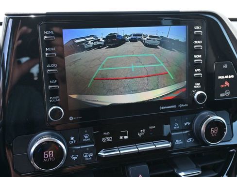 Used 2022 Toyota Highlander LE image 11