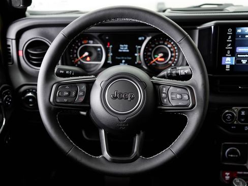 Used 2025 Jeep Wrangler Unlimited Rubicon w/ Convenience Group AWD/4WD image 13