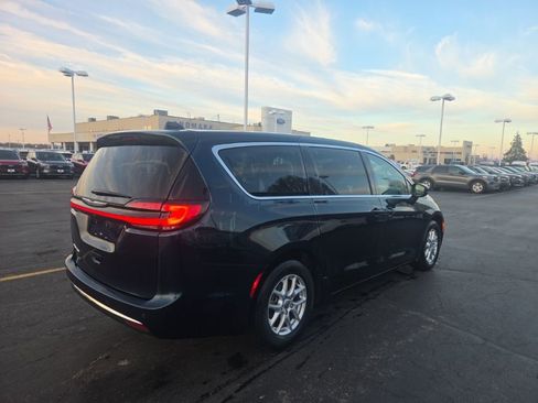 Used 2023 Chrysler Pacifica Touring-L image 6
