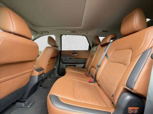 Used 2024 Nissan Pathfinder Platinum w/ Cargo Package image 17