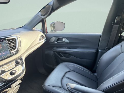 Used 2025 Chrysler Pacifica Select FWD image 19