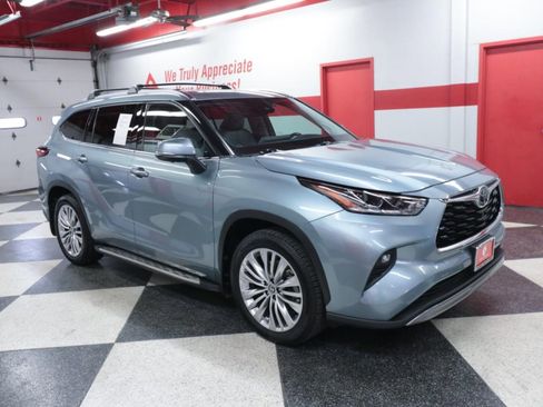 Used 2023 Toyota Highlander Platinum image 3