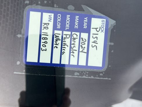 Used 2024 Chrysler Pacifica Touring-L image 25