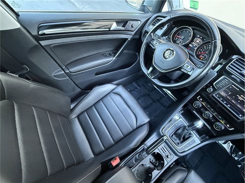 Used 2017 Volkswagen Golf S image 9