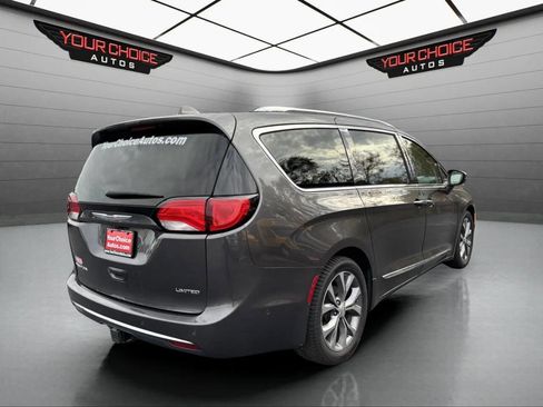 Used 2018 Chrysler Pacifica Limited image 5