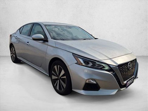 Used 2022 Nissan Altima 2.5 SV FWD image 3