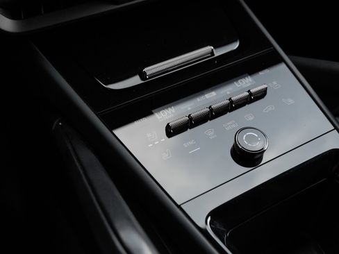 Certified 2025 Porsche Cayenne Turbo AWD/4WD image 25