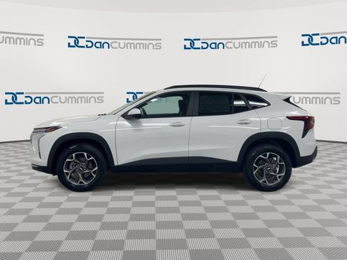 Used 2025 Chevrolet Trax LT w/ LT Convenience Package FWD image 5