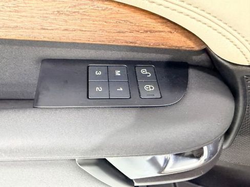 Used 2017 Land Rover Discovery HSE AWD/4WD image 35