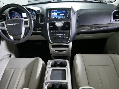 Used 2014 Chrysler Town & Country Touring-L w/ Driver Convenience Group FWD image 10