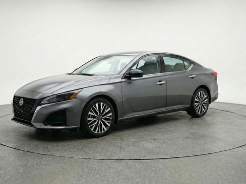 Used 2025 Nissan Altima 2.5 SV image 3