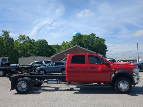 Used 2022 RAM 5500 Tradesman w/ Chrome Appearance Group RWD image 2