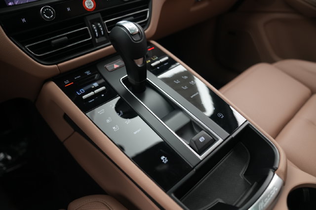 Certified 2026 Porsche Macan AWD/4WD image 39
