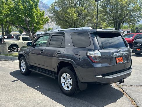 Used 2017 Toyota 4Runner SR5 AWD/4WD image 4