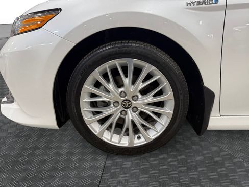 Used 2020 Toyota Camry XLE w/ Sunroof Package image 15