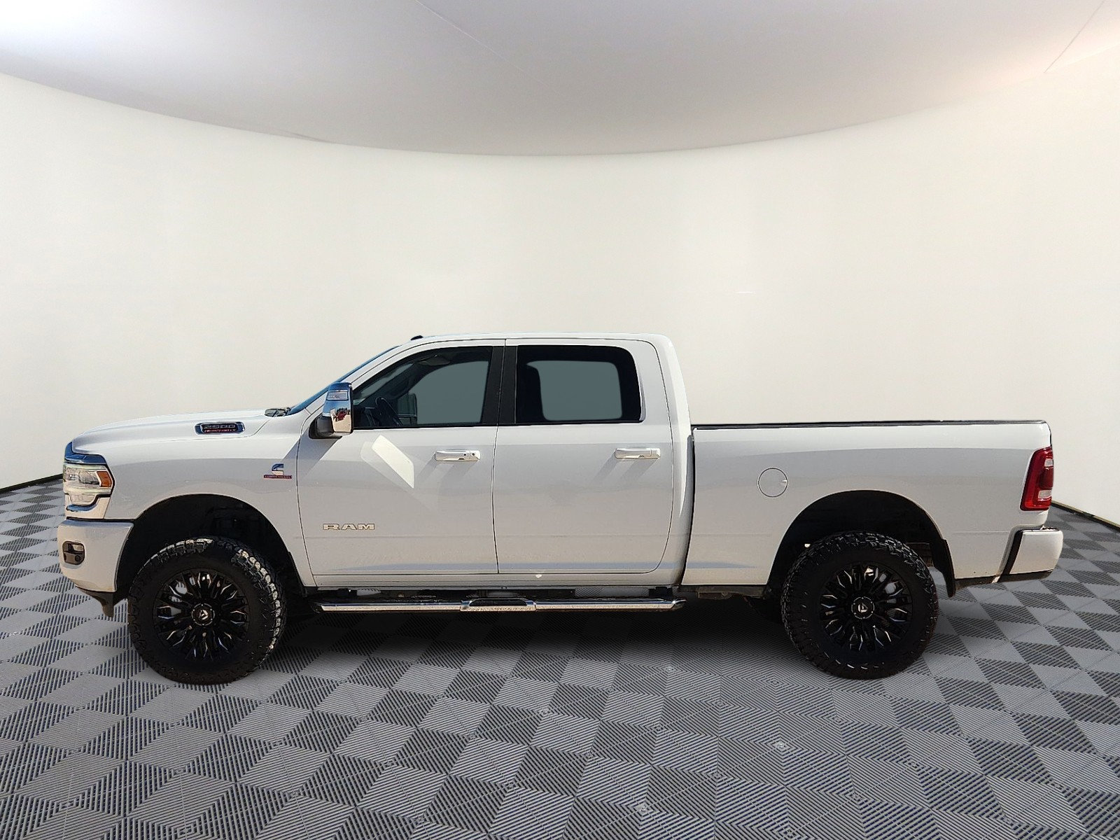 Used 2024 RAM 2500 Laramie AWD/4WD image 2