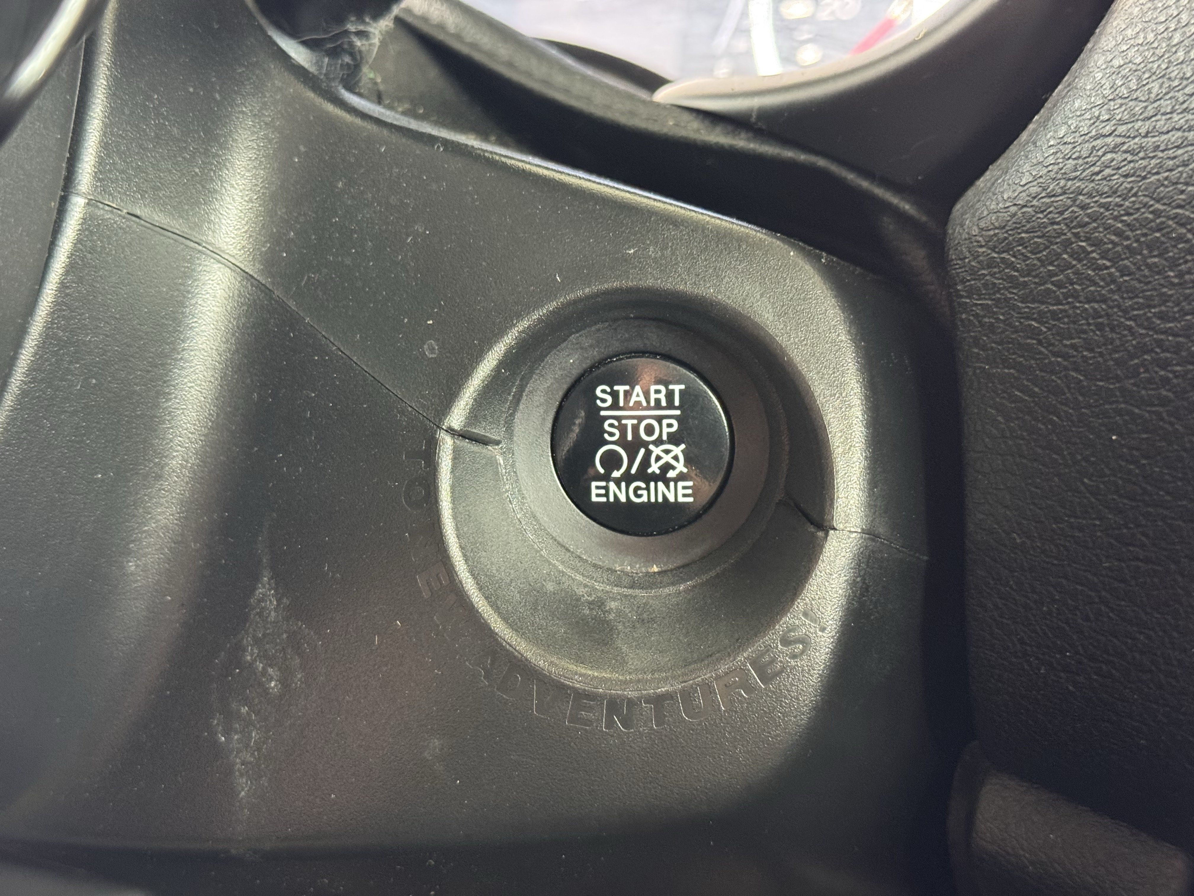 Used 2017 Jeep Renegade Latitude AWD/4WD image 30