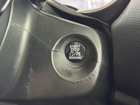 Used 2017 Jeep Renegade Latitude AWD/4WD image 30
