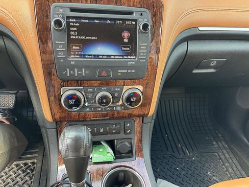 Used 2014 Chevrolet Traverse LT image 2