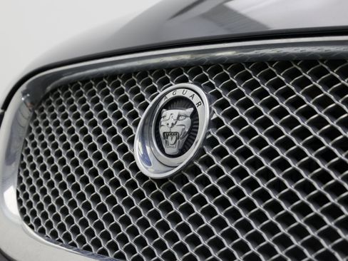 Used 2013 Jaguar XF RWD image 11