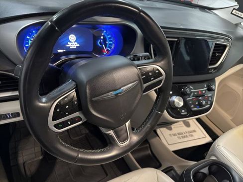 Used 2018 Chrysler Pacifica Touring-L FWD image 21