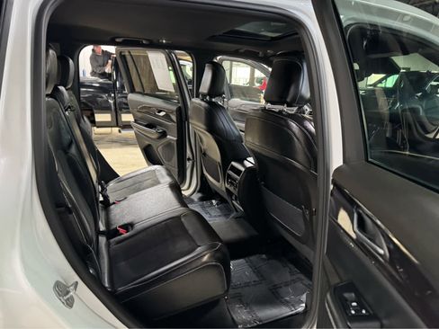 Used 2023 Jeep Grand Cherokee Altitude image 12