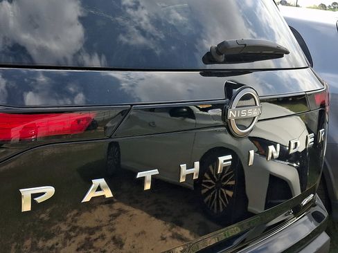 Used 2025 Nissan Pathfinder SV image 4