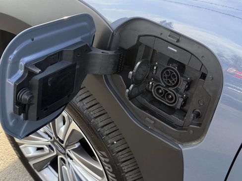 Used 2023 Toyota bZ4X AWD image 9