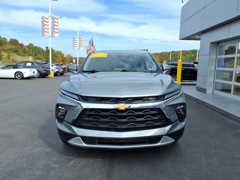 Used 2025 Chevrolet Blazer LT image 2