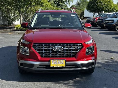 Used 2023 Hyundai Venue SEL FWD image 2