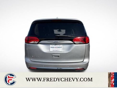 Used 2020 Chrysler Pacifica Touring-L FWD image 6