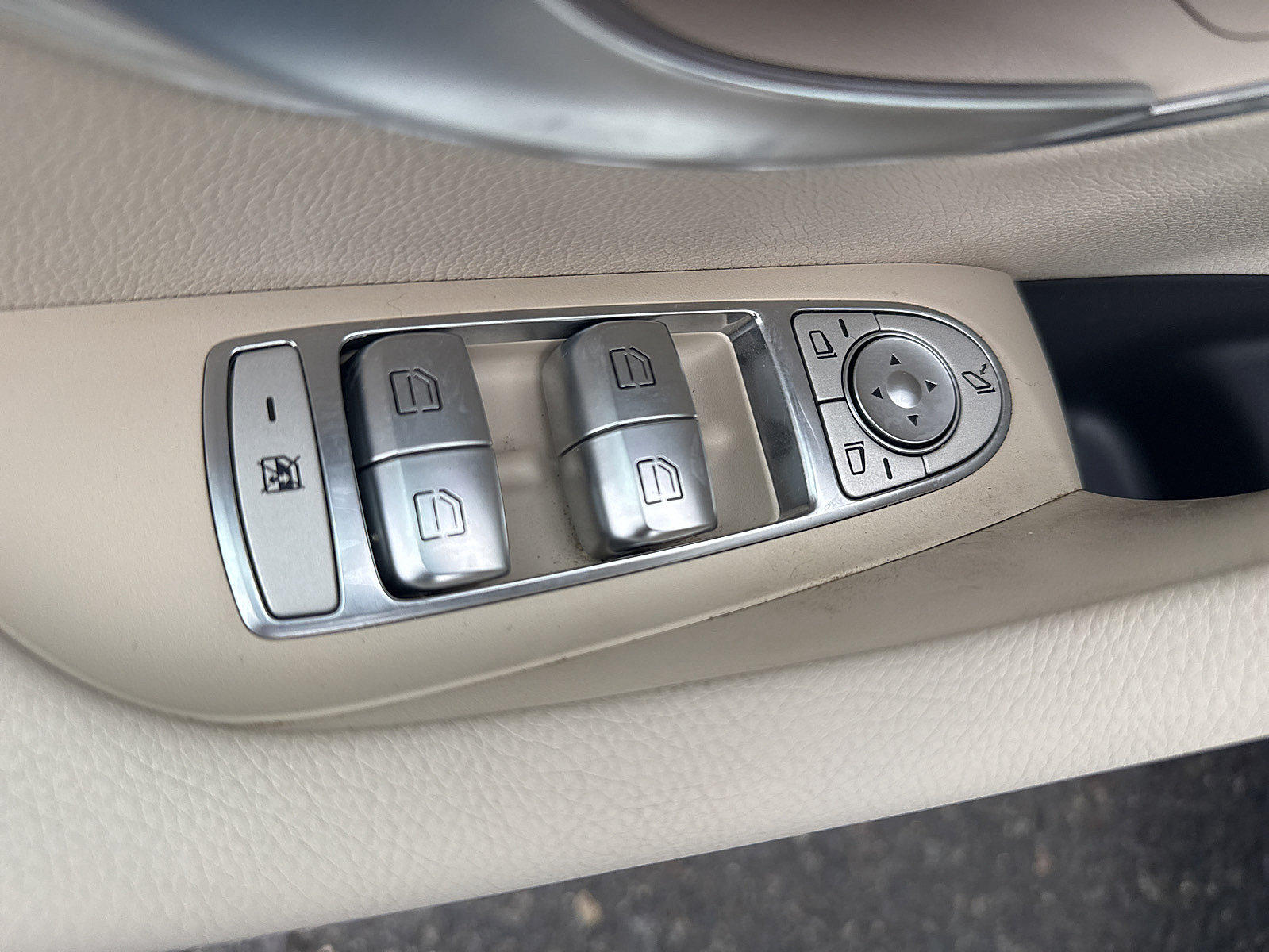 Used 2017 Mercedes-Benz E 400 4MATIC Wagon image 36
